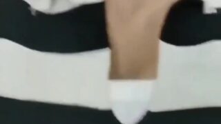 คลิปหลุด ผัวจับเมียอ้าขาติ้วหีเสียว แล้วเย็ดต่อกระแทกลั่น