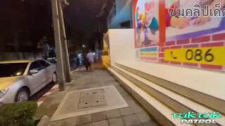 คลิปโป๊ TUKTUKPATROL สาวอวบไทยนมใหญ่โดนฝรั่งเย็ดแรงในโรงแรม